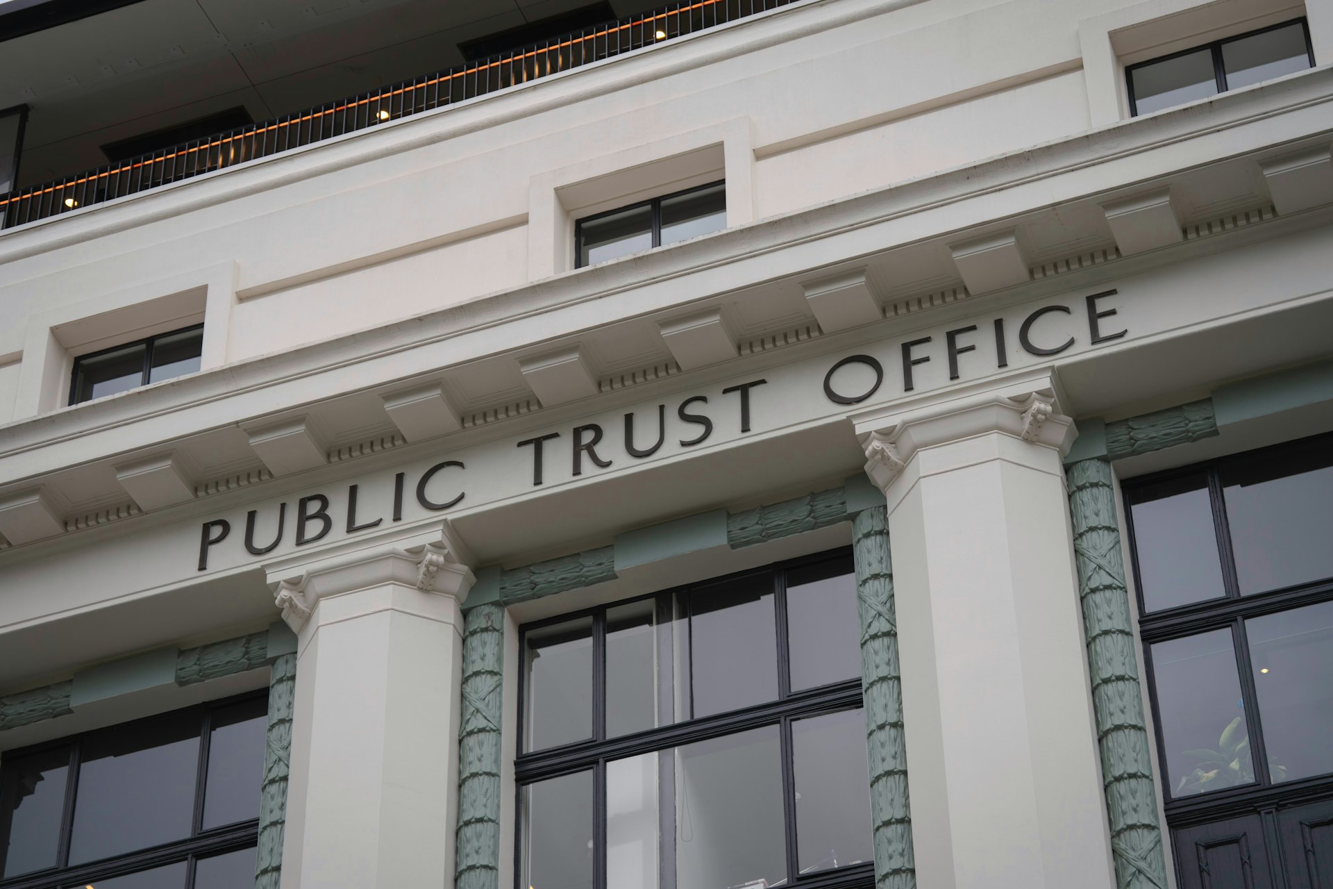 Fasada urzędu — duża jednostka administracji