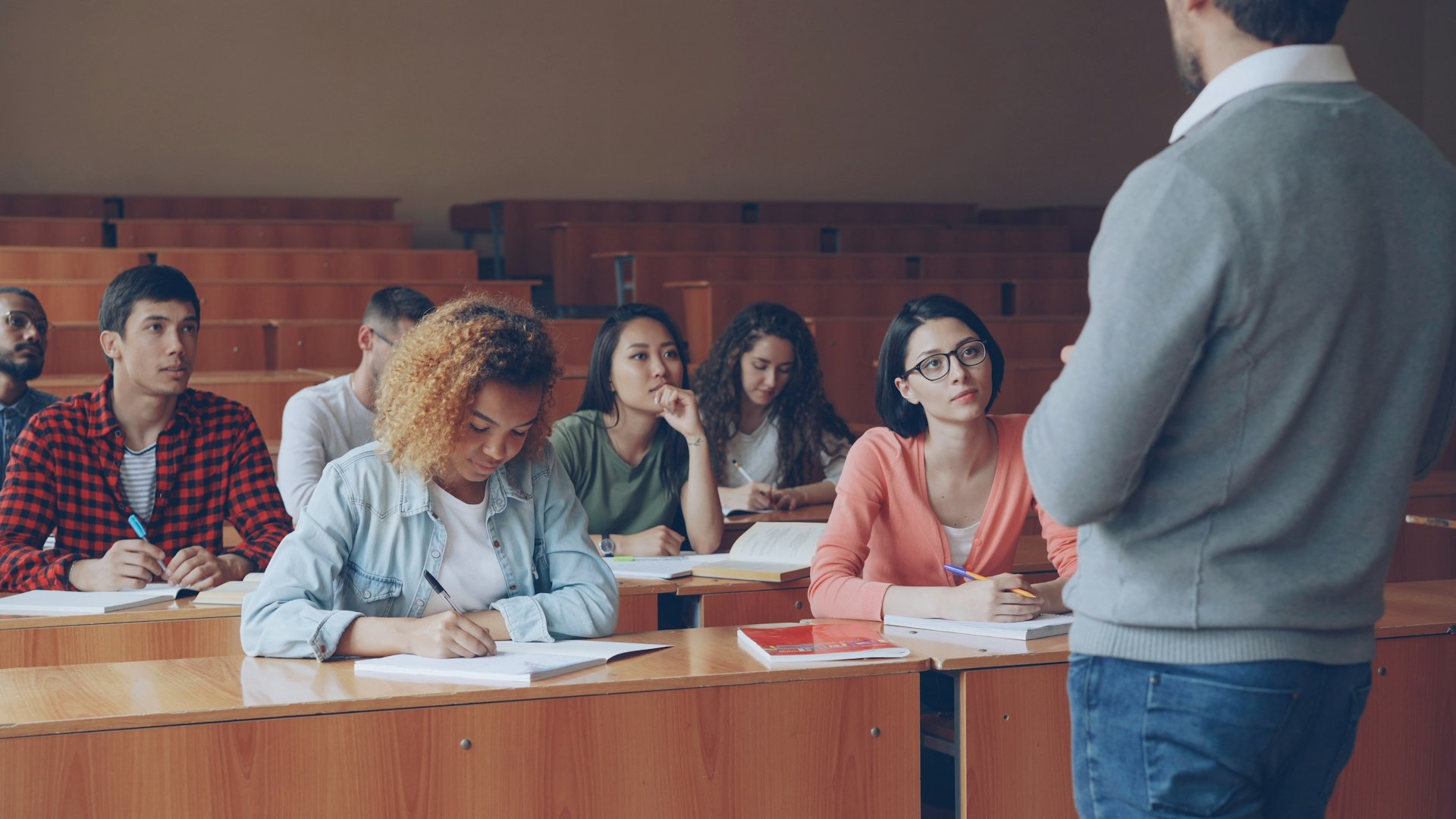 Aula wykładowa dużej uczelni państwowej